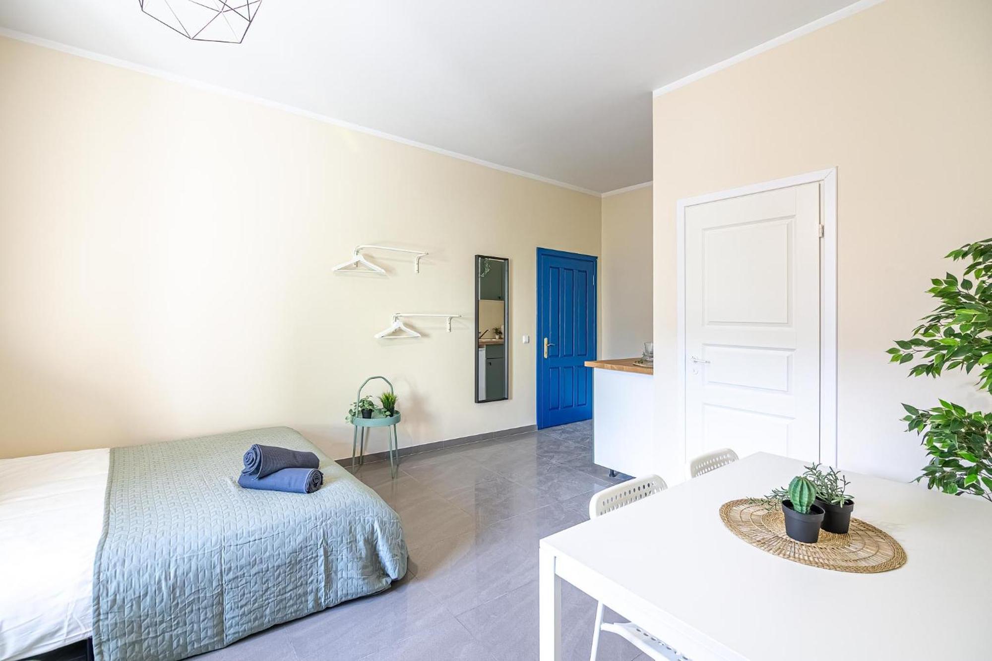 The House Kaunas Rom bilde